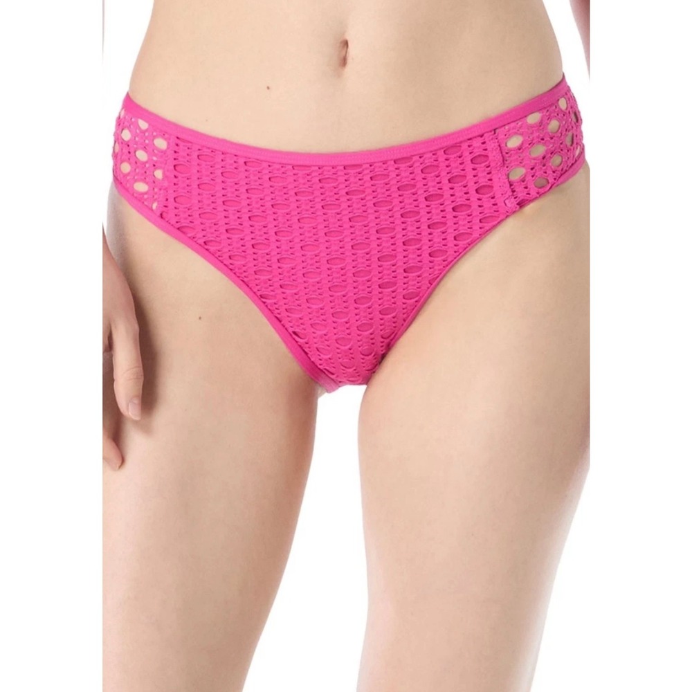 Carmen Mare Valvo Ultra Pink bikini bottom intricate crochet detail side peek